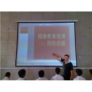 濮阳李校长对学生进行健康教育
