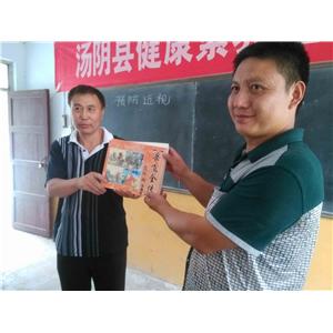 濮阳汤阴少先队总辅导员向学校赠送《岳飞全传》连环画册珍藏版